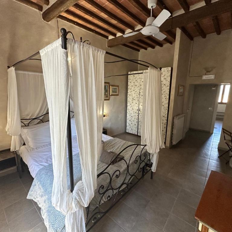 - Il Casale Toscano - 5 minutes by car from Pisa Tower - CHECK IN FROM 3 PM - Rooms only with fan - No breakfast & No fridge - Free parking - - Camera Deluxe - 4
