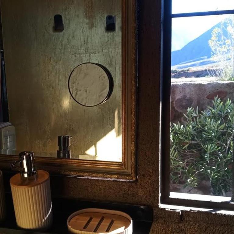 " Petit Box" Habitación Boutique de Diseñador con baño privado en Montaña - Cocheras- Vistas Panorámicas a la Montaña- Sobre Ruta 82 Camino a las Termas de Cacheuta, Alta Montaña , Chile - Experiencia en un contenedor - Apartamento de 1 dormitorio - 20