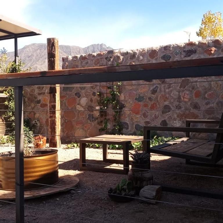 " Petit Box" Habitación Boutique de Diseñador con baño privado en Montaña - Cocheras- Vistas Panorámicas a la Montaña- Sobre Ruta 82 Camino a las Termas de Cacheuta, Alta Montaña , Chile - Experiencia en un contenedor - Apartamento de 1 dormitorio - 30