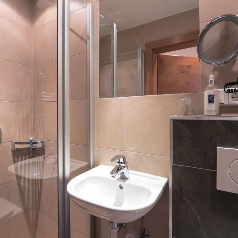 Simone's Platzerl - inklusive täglichem freien Eintritt Tauern Spa - nur 5 Gehminuten, Sommerkarte, privatem Garten mit Schwimmteich, Grill und Saunabereich - Einzelzimmer - 5