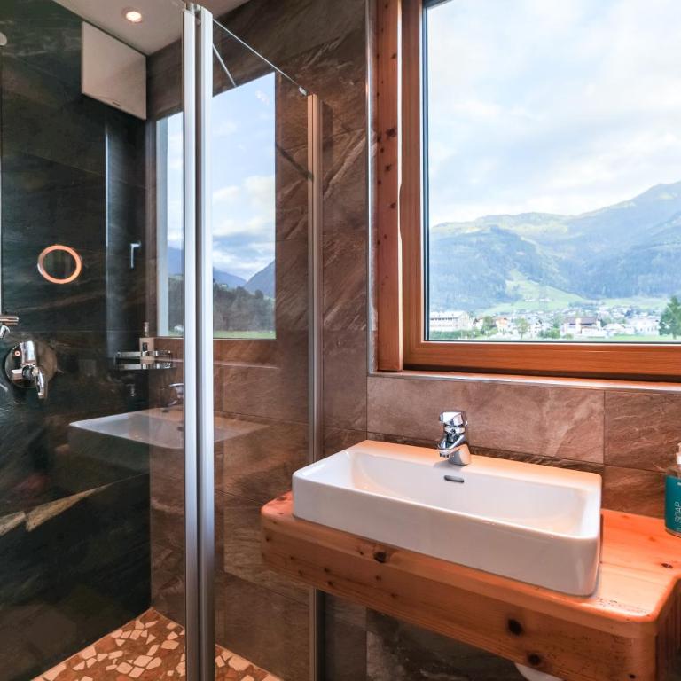 Simone's Platzerl - inklusive täglichem freien Eintritt Tauern Spa - nur 5 Gehminuten, Sommerkarte, privatem Garten mit Schwimmteich, Grill und Saunabereich - Deluxe Doppelzimmer mit Balkon - 16