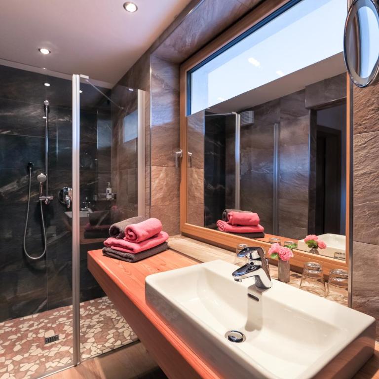 Simone's Platzerl - inklusive täglichem freien Eintritt Tauern Spa - nur 5 Gehminuten, Sommerkarte, privatem Garten mit Schwimmteich, Grill und Saunabereich - Deluxe Doppelzimmer mit Balkon - 5