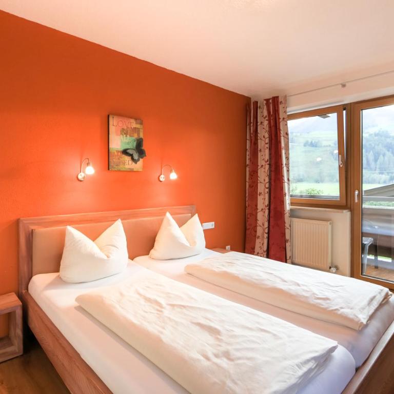 Simone's Platzerl - inklusive täglichem freien Eintritt Tauern Spa - nur 5 Gehminuten, Sommerkarte, privatem Garten mit Schwimmteich, Grill und Saunabereich - Deluxe Doppelzimmer mit Balkon - 9