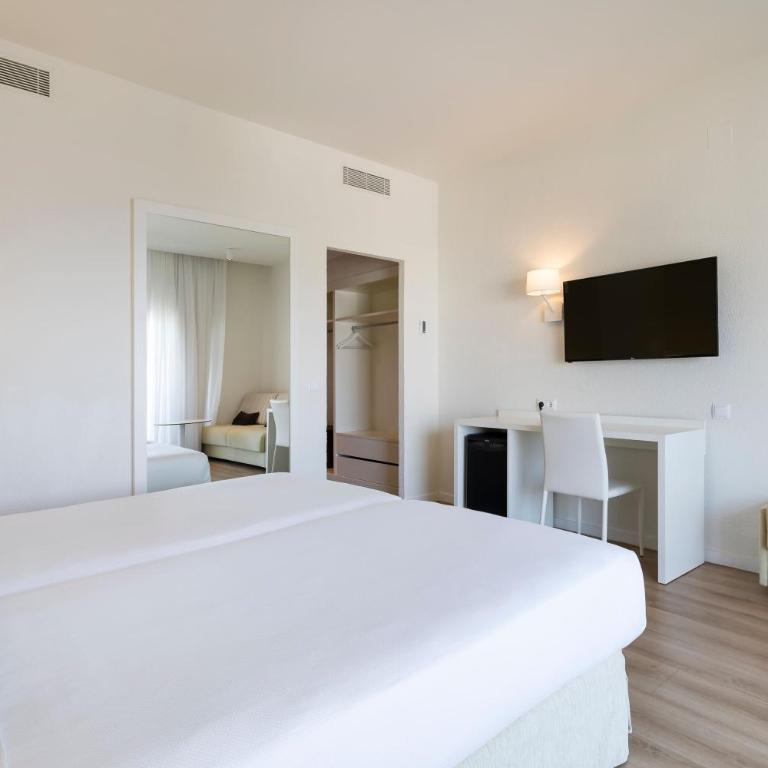 SOL by Meliá Marbella Estepona - Atalaya Park - Habitación Familiar con vistas laterales al mar (2 adultos + 2 niños) - 2