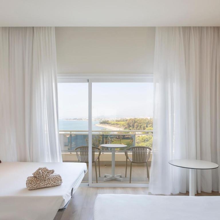SOL by Meliá Marbella Estepona - Atalaya Park - Habitación Familiar con vistas laterales al mar (2 adultos + 2 niños) - 3