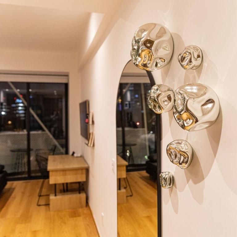 Chic loft with view of the angel from your balcony - One-Bedroom Apartment - 7