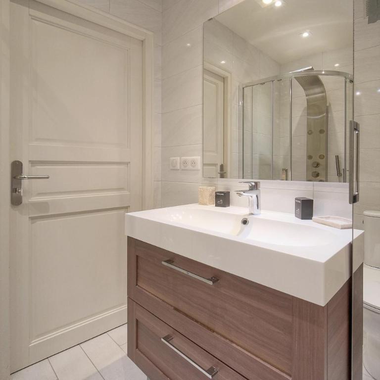 FRGK RUE HOCHE Luxury 2BR - Large Terrace - 2 min Palais - Appartamento con 2 Camere da Letto e Terrazza - 22