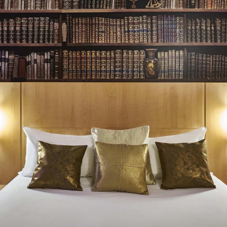 Ibis Barcelona Centro (Sagrada Familia) - Gaudí's Library My Room by the Trencadis team - 2