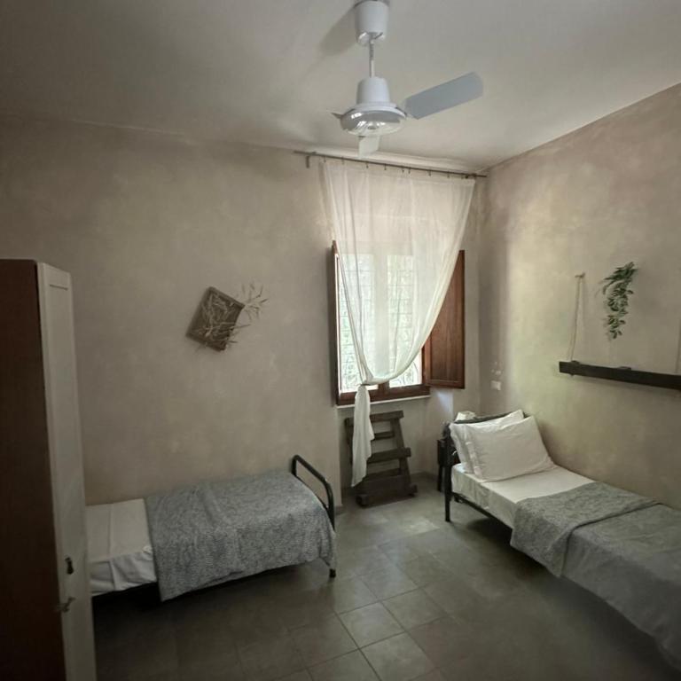 - Il Casale Toscano - 5 minutes by car from Pisa Tower - CHECK IN FROM 3 PM - Rooms only with fan - No breakfast & No fridge - Free parking - - Camera Matrimoniale/Doppia con Letti Singoli con Bagno Privato - 4