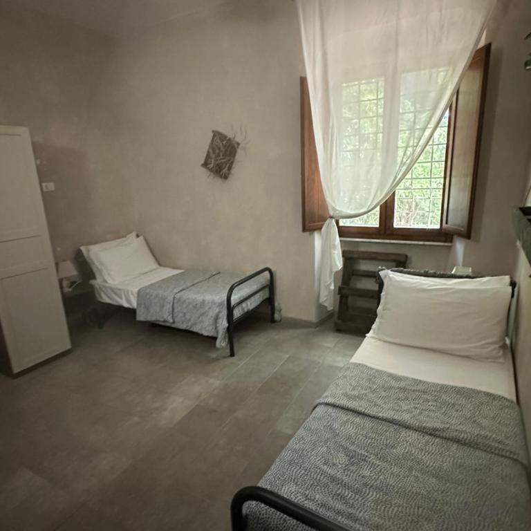 - Il Casale Toscano - 5 minutes by car from Pisa Tower - CHECK IN FROM 3 PM - Rooms only with fan - No breakfast & No fridge - Free parking - - Camera Matrimoniale/Doppia con Letti Singoli con Bagno Privato - 1