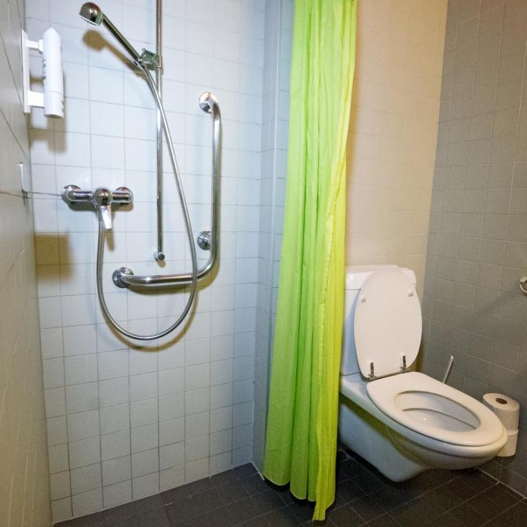 Zermatt Youth Hostel - Bett im 6-Bett-Schlafsaal mit Dusche - 5