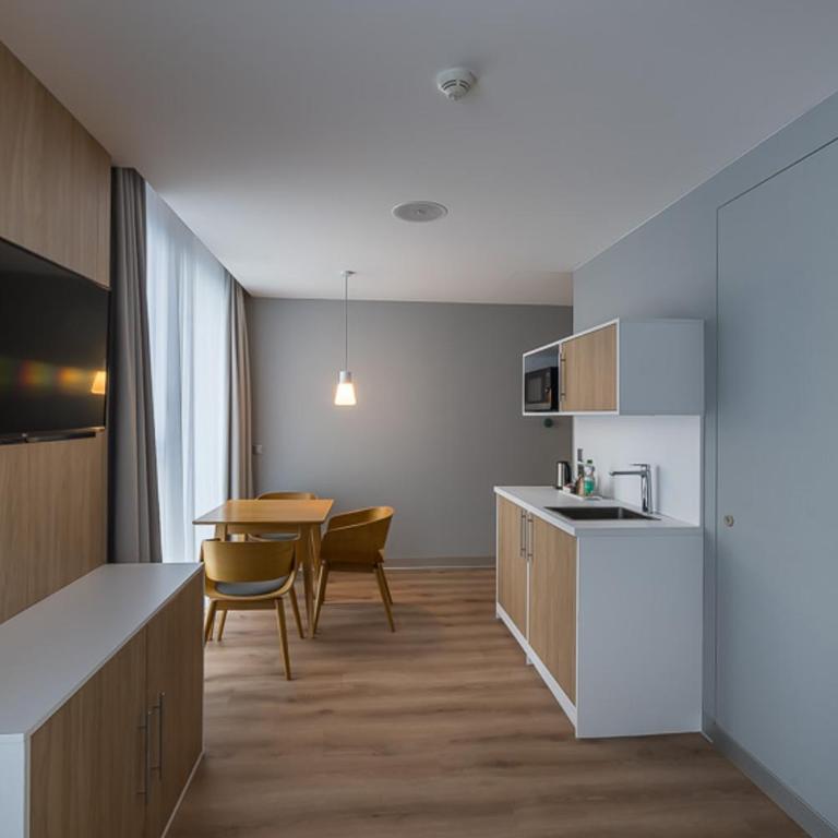 Holiday Inn Express - Luzern - Kriens by IHG - Suite mit Doppelbett, Schlafsofa und Bergblick - 2
