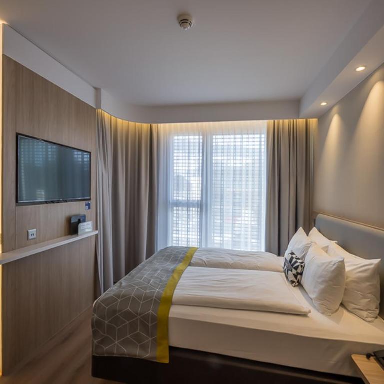 Holiday Inn Express - Luzern - Kriens by IHG - Suite mit Doppelbett, Schlafsofa und Bergblick - 3