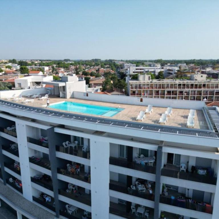 Pool with views from this modern stay in Bibione - Appartamento - 13