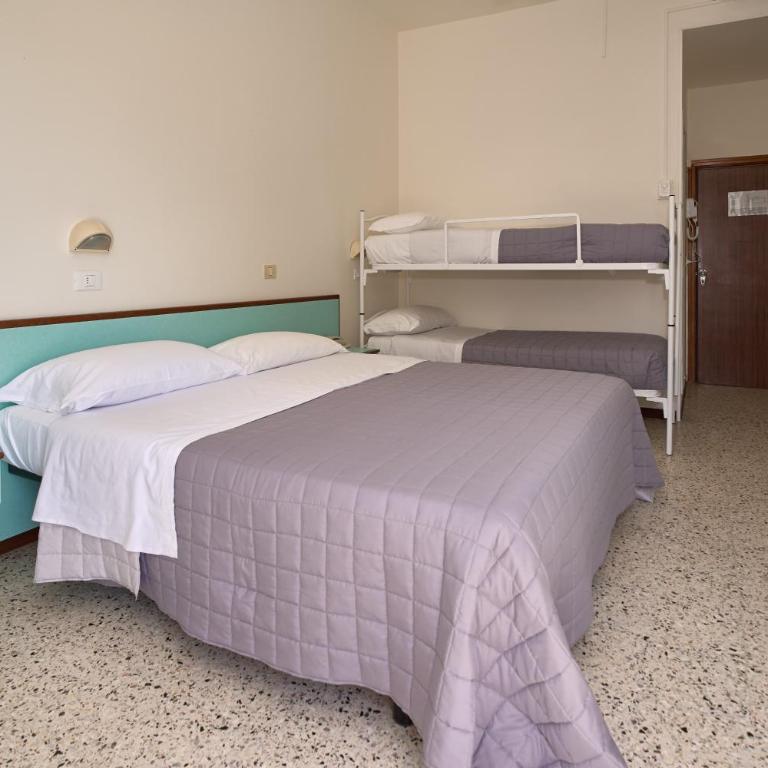 Hotel Dei Cesari - Fronte Mare - Breakfast XXL fino alle 12 - Standard Quadruple Room - 8