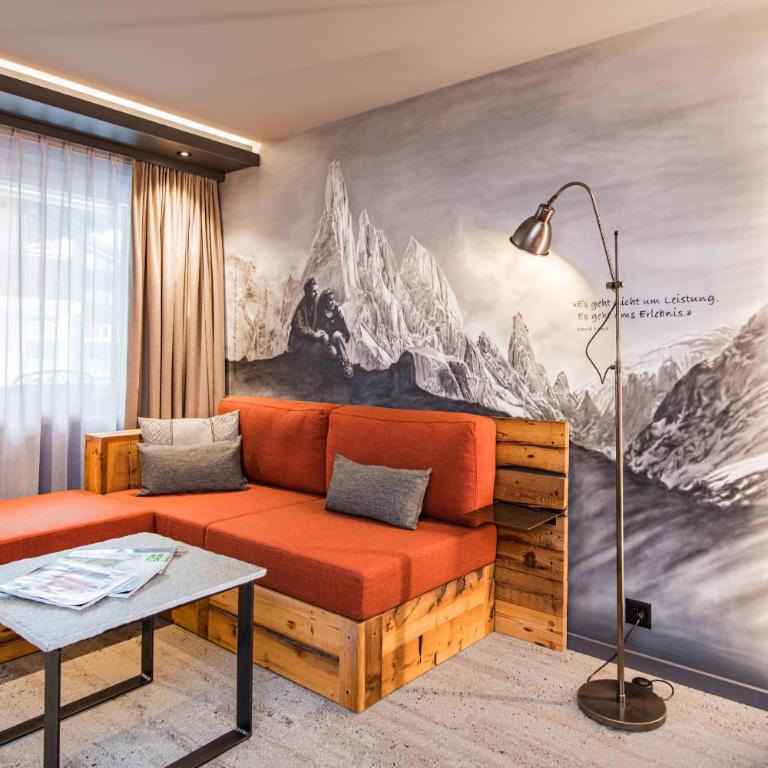 BaseCamp Hotel - Doppelzimmer mit Bergblick und Balkon - 13