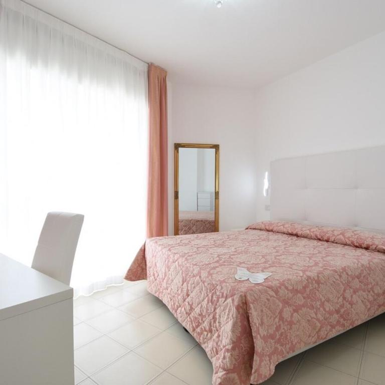 Hotel Oxford - Chambre Double avec Balcon et Vue Latérale sur la Mer - 5