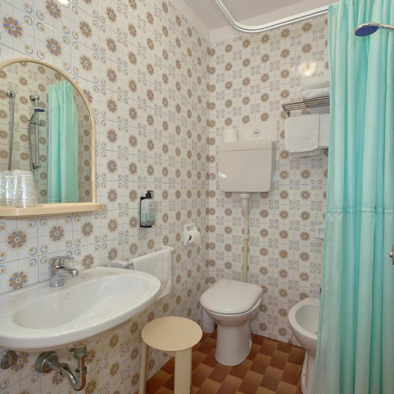 Hotel Dei Cesari - Fronte Mare - Breakfast XXL fino alle 12 - Superior Triple Room with Sea View - 4
