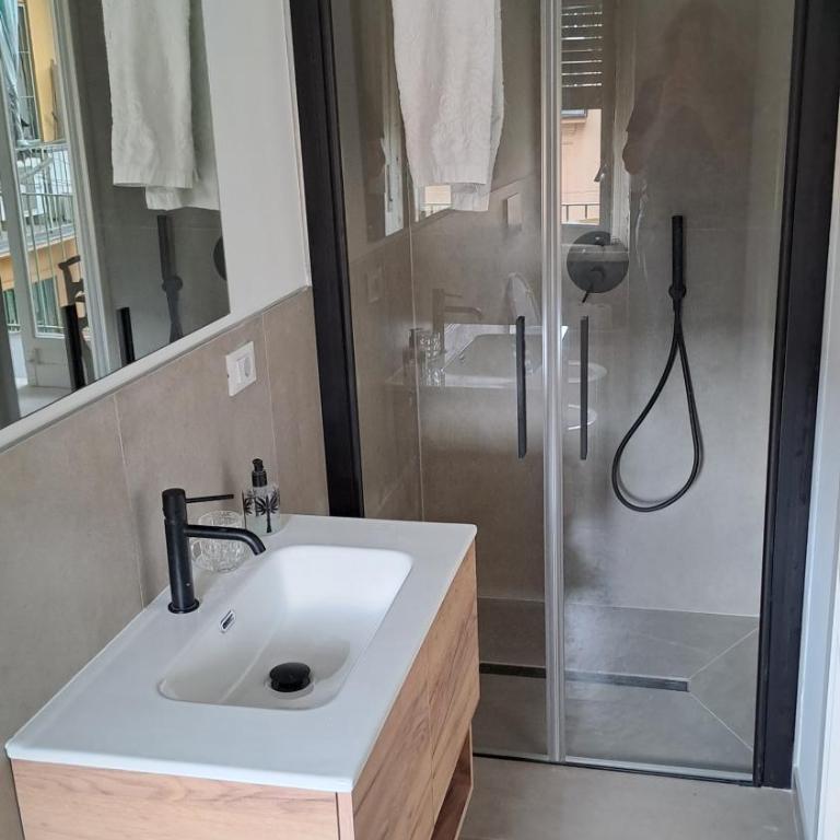Bertola 49 - Camera con bagno in centro storico Porta Susa - Camera Matrimoniale con Bagno Privato - 4