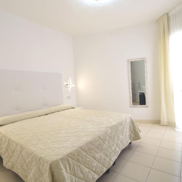 Hotel Oxford - Chambre Double avec Balcon et Vue Latérale sur la Mer - 7
