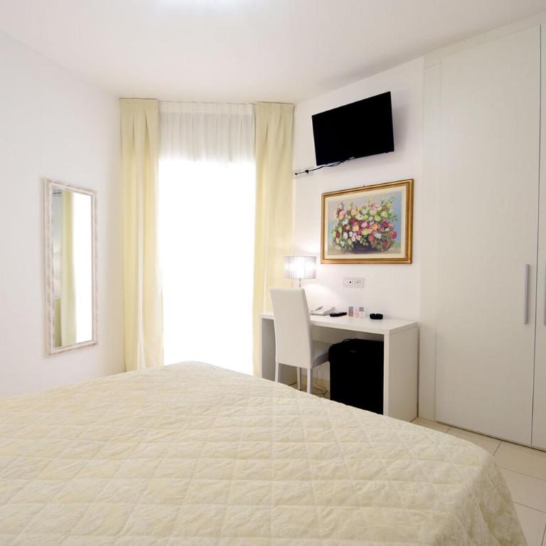 Hotel Oxford - Chambre Double avec Balcon et Vue Latérale sur la Mer - 8