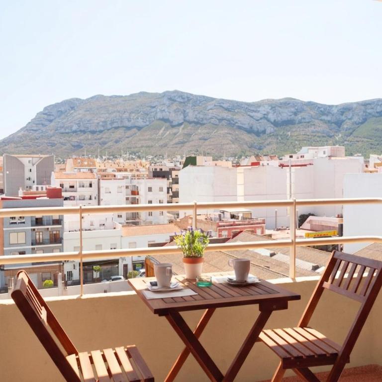 Hostal Comercio - Habitación Doble con balcón - 1 o 2 camas - 5