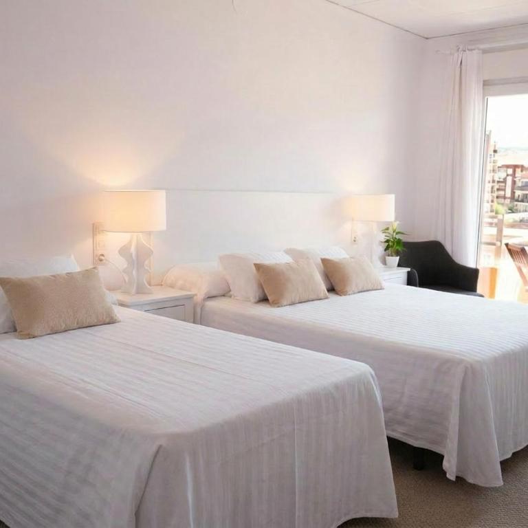 Hostal Comercio - Habitación Triple con balcón - 4