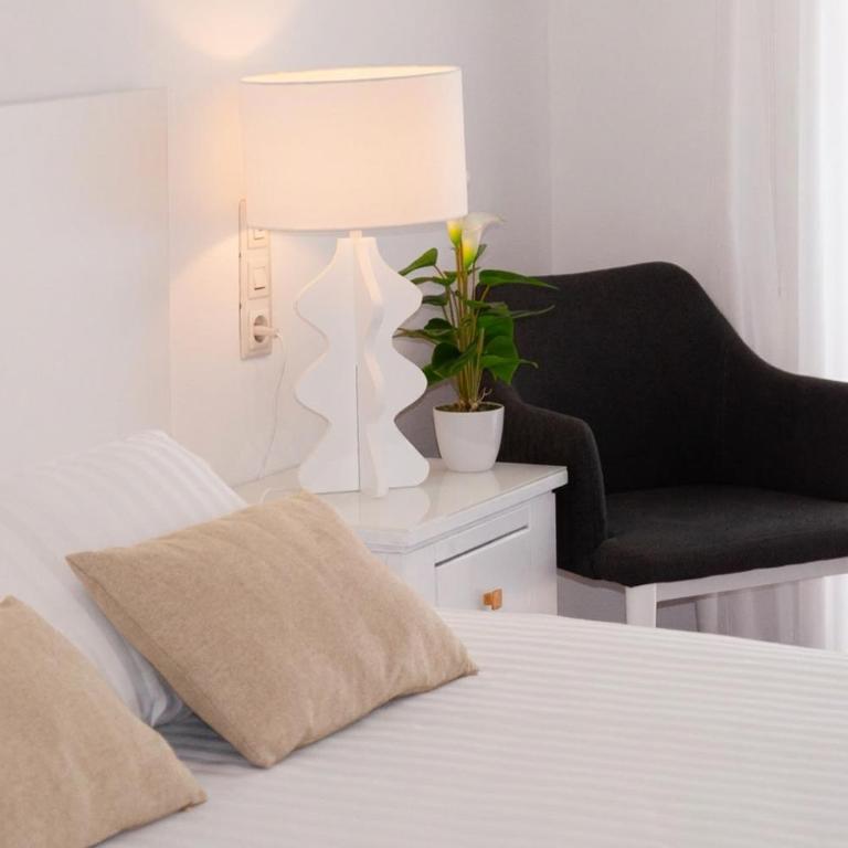 Hostal Comercio - Habitación Doble con balcón - 1 o 2 camas - 6