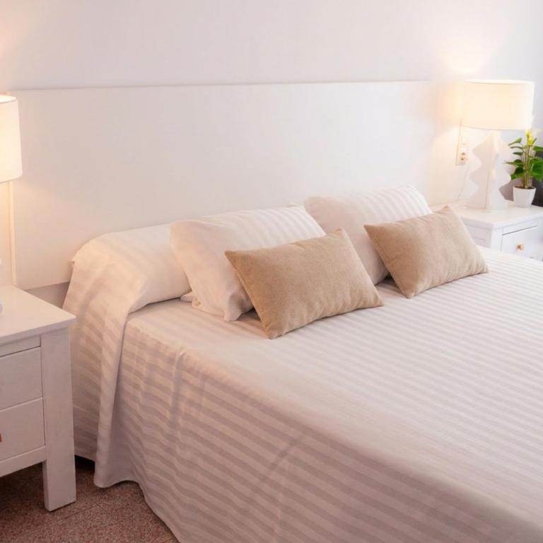 Hostal Comercio - Habitación Doble con balcón - 1 o 2 camas - 8