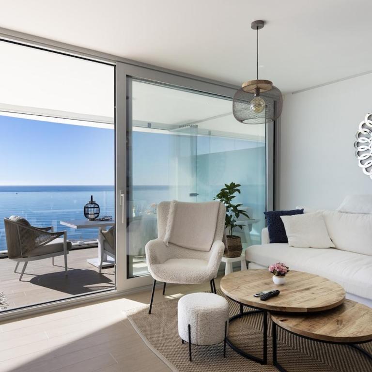 Stunning Seafront Apartment in Carvajal Beach - Apartment - 7