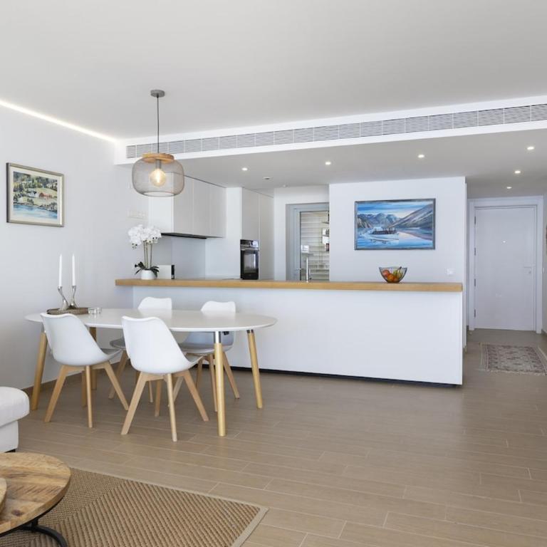 Stunning Seafront Apartment in Carvajal Beach - Apartment - 11
