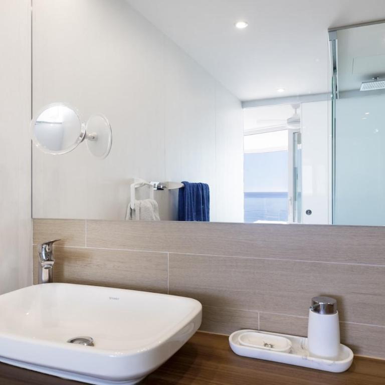 Stunning Seafront Apartment in Carvajal Beach - Apartment - 22