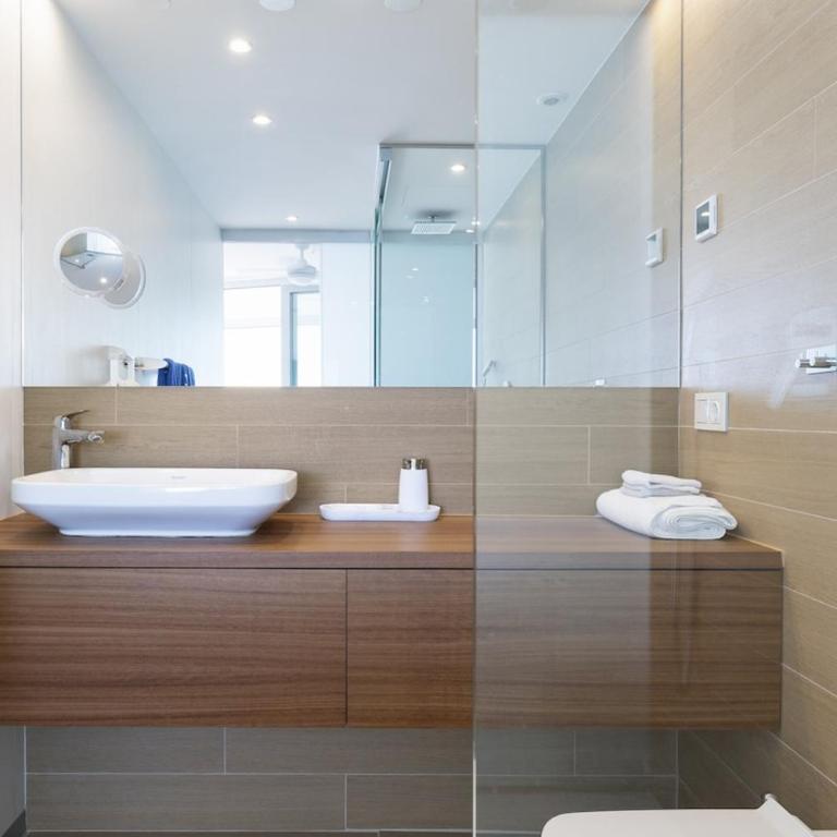 Stunning Seafront Apartment in Carvajal Beach - Apartment - 23