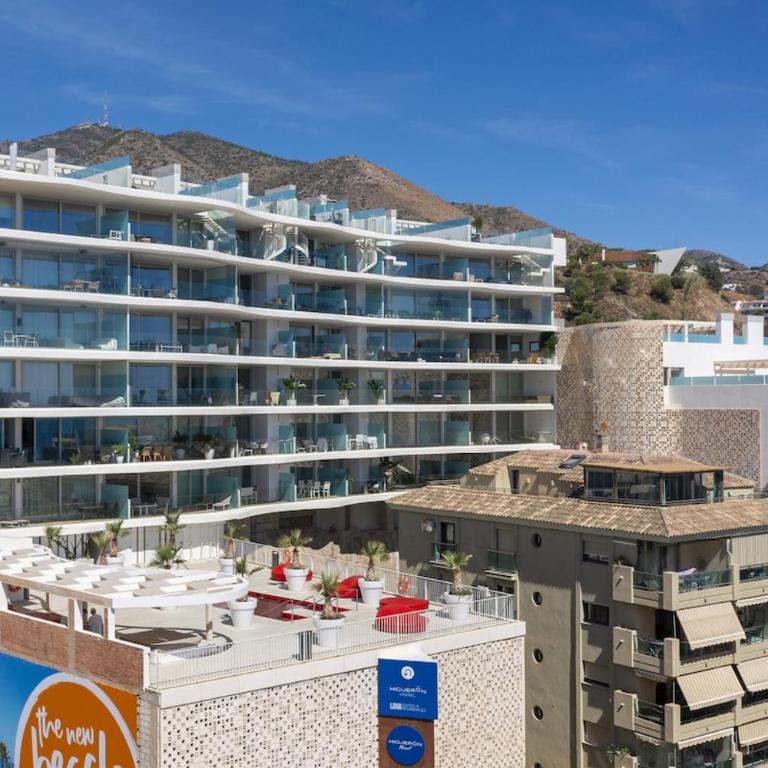 Stunning Seafront Apartment in Carvajal Beach - Apartment - 34