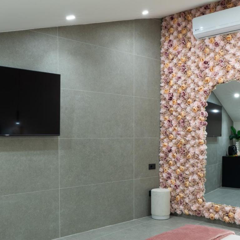 Aetna LuxurySuites - King Room - 5
