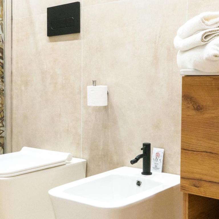 Aetna LuxurySuites - King Room - 6