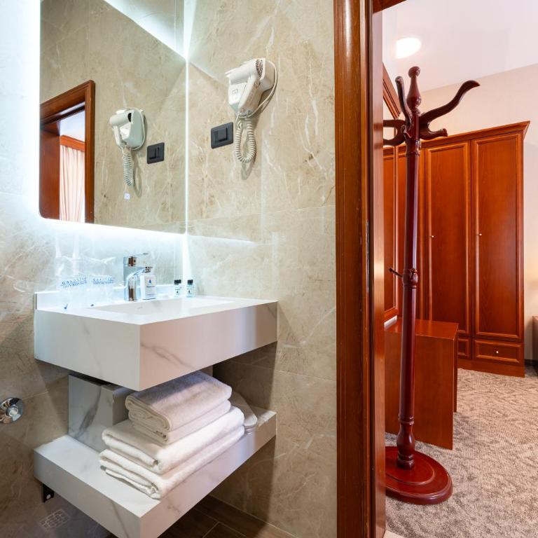 Hotel Montenegrino - Deluxe Double Room with Sea View - 5