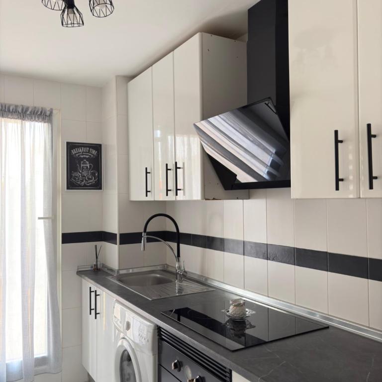 Apartamento reformado con gran terraza privada, parking y aire acondicionado en Torrequebrad - Apartamento de 2 dormitorios - 3