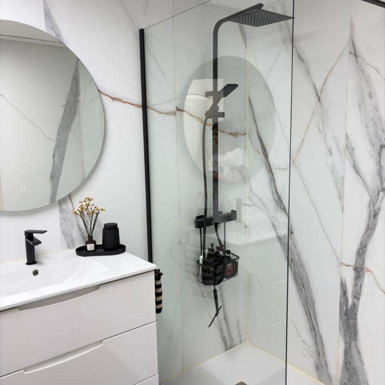 Apartamento reformado con gran terraza privada, parking y aire acondicionado en Torrequebrad - Apartamento de 2 dormitorios - 4