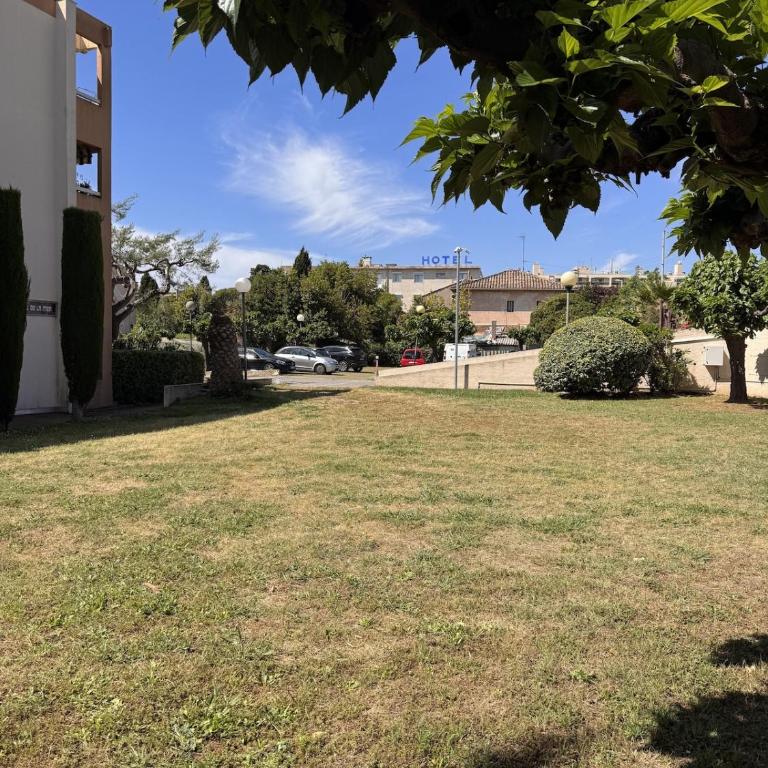 Charmant 2 pièces en RDJ - plage à 5 min à pied - Appartement 1 Chambre avec Jardin - 17