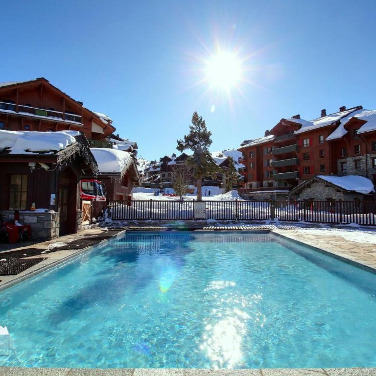 ARC 1950, Appartement 6 couchages, Exposition Ouest, Vue Montagne, Sauna Hammam Jacuzzi, Salle de fitness, Piscine extérieure chauffée Vue MontBlanc - Appartement 1 Chambre avec Balcon et Vue sur les Montagnes - 23