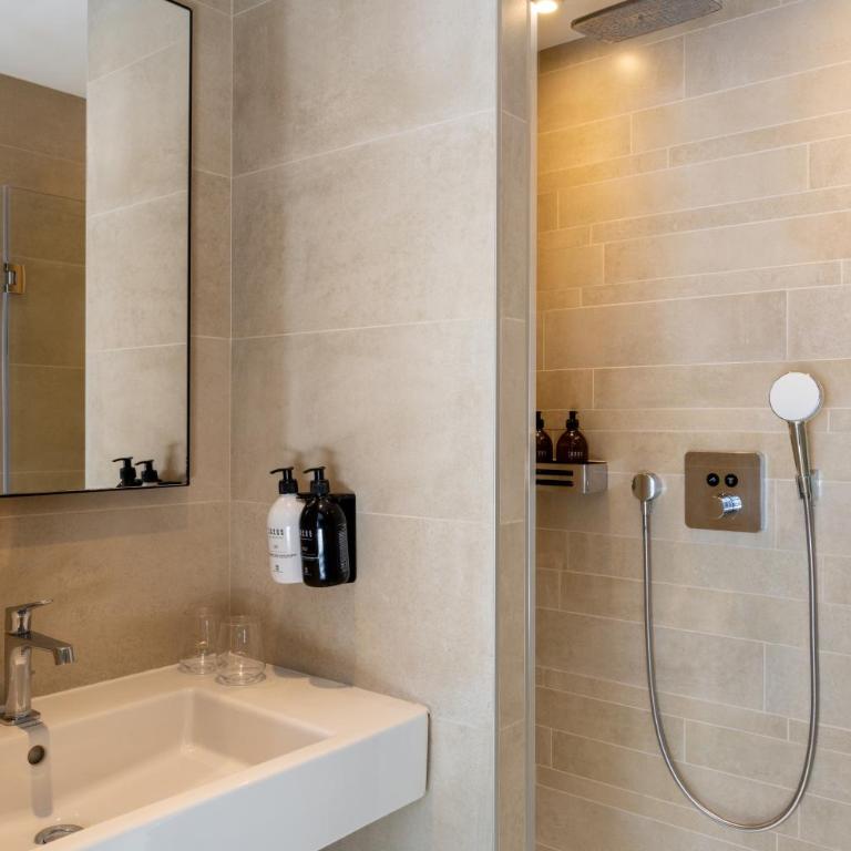 Hotel Le 10 BIS - Habitación Superior con balcón - 6
