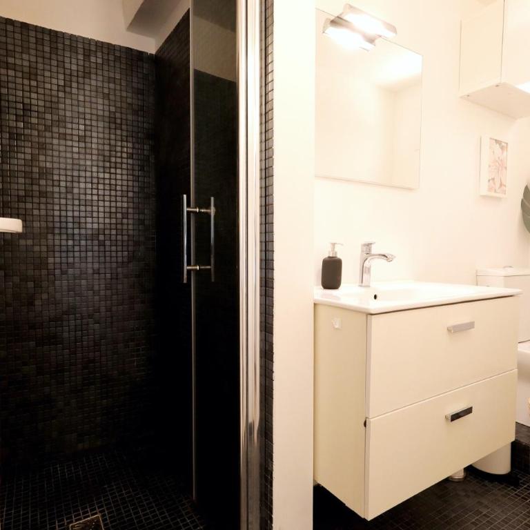 Appartement 60 m2 - Charme et centre historique - Wifi et clim - L'Alcôve de Molière - Appartement 1 Chambre - Vue sur Ville - 5