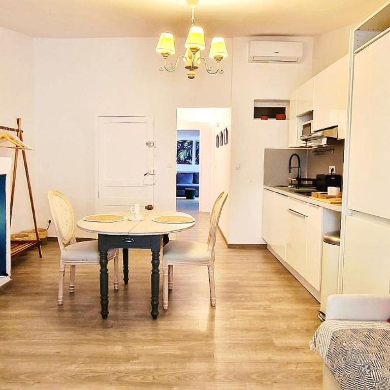 Appartement 60 m2 - Charme et centre historique - Wifi et clim - L'Alcôve de Molière - Appartement 1 Chambre - Vue sur Ville - 1