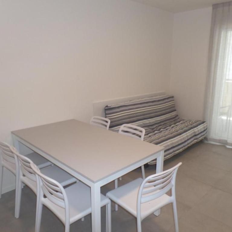 Modern two-bed flat with shared pool and hot tub - Appartamento - 11