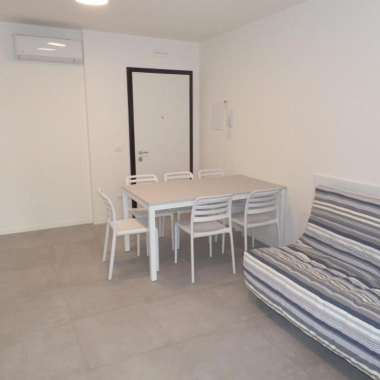 Modern two-bed flat with shared pool and hot tub - Appartamento - 12