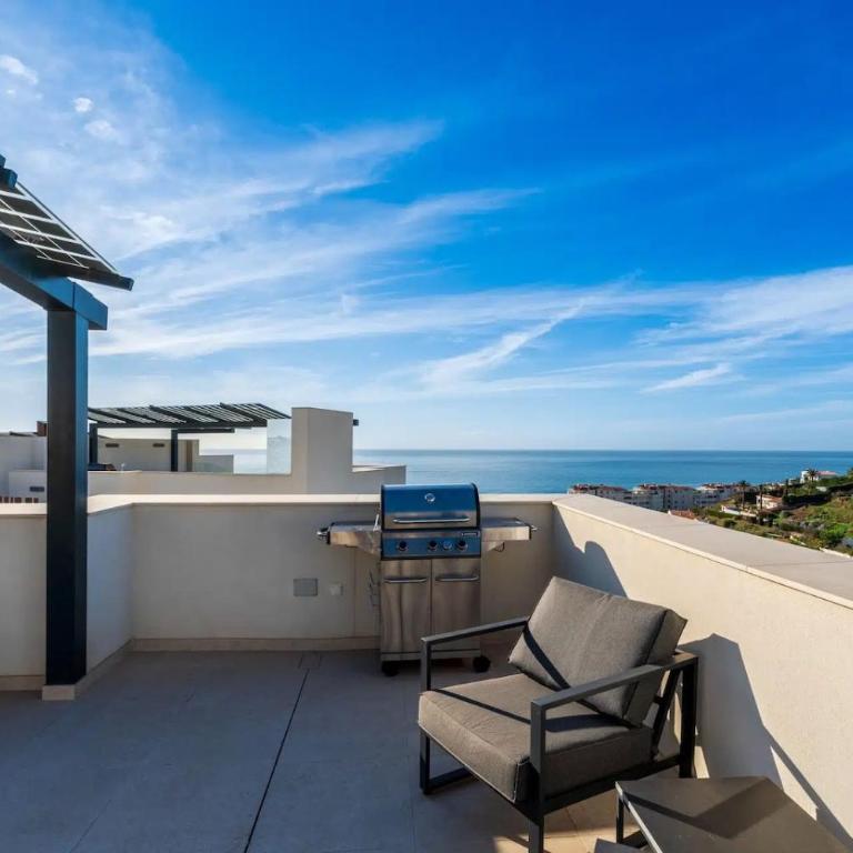 Modern House with Private Pool and Hot Tub - access to gym, sauna & wellness centre - Three-Bedroom House - 2