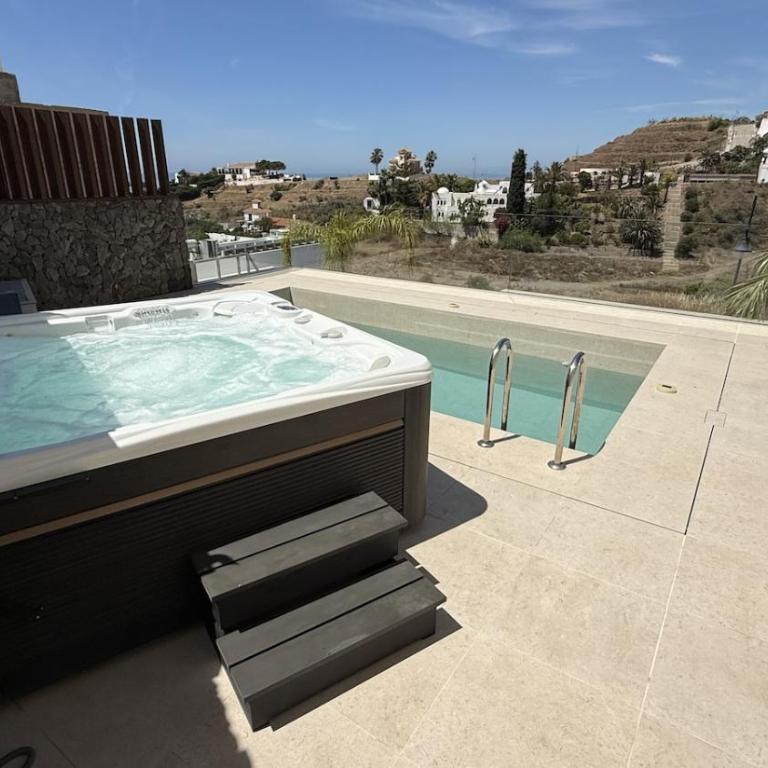Modern House with Private Pool and Hot Tub - access to gym, sauna & wellness centre - Three-Bedroom House - 4
