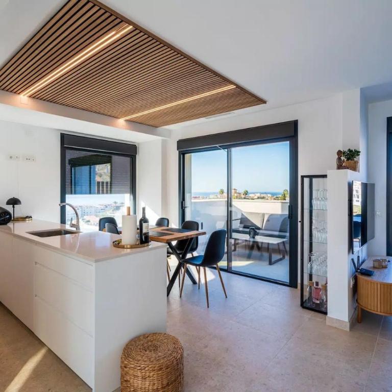 Modern House with Private Pool and Hot Tub - access to gym, sauna & wellness centre - Three-Bedroom House - 3