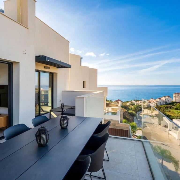 Modern House with Private Pool and Hot Tub - access to gym, sauna & wellness centre - Three-Bedroom House - 5